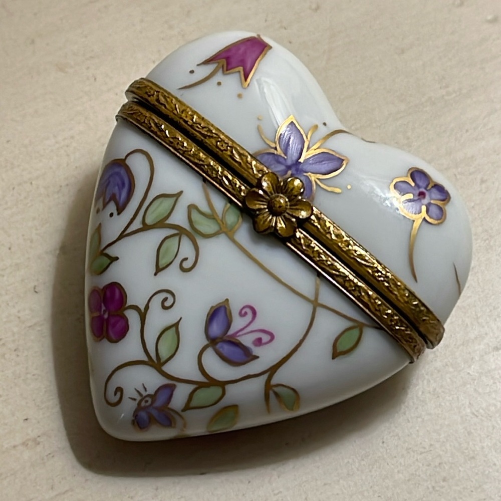 VINTAGE LIMOGE HAND-PAINTED HEART PORCELAINE BOX